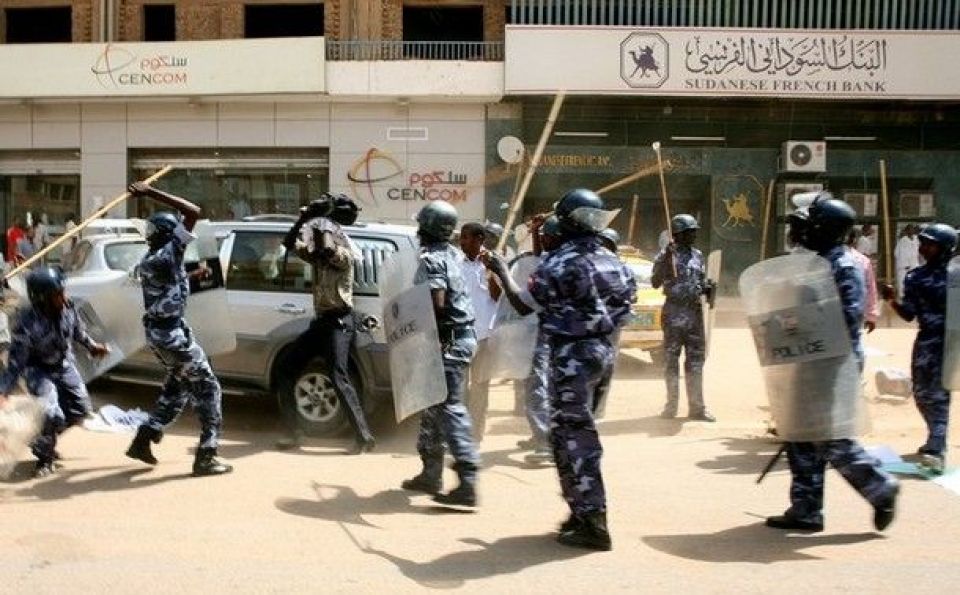 الشرطة السودانية تزعم عدم تورطها بقتل المتظاهرين وحمدوك يقيل مديرها