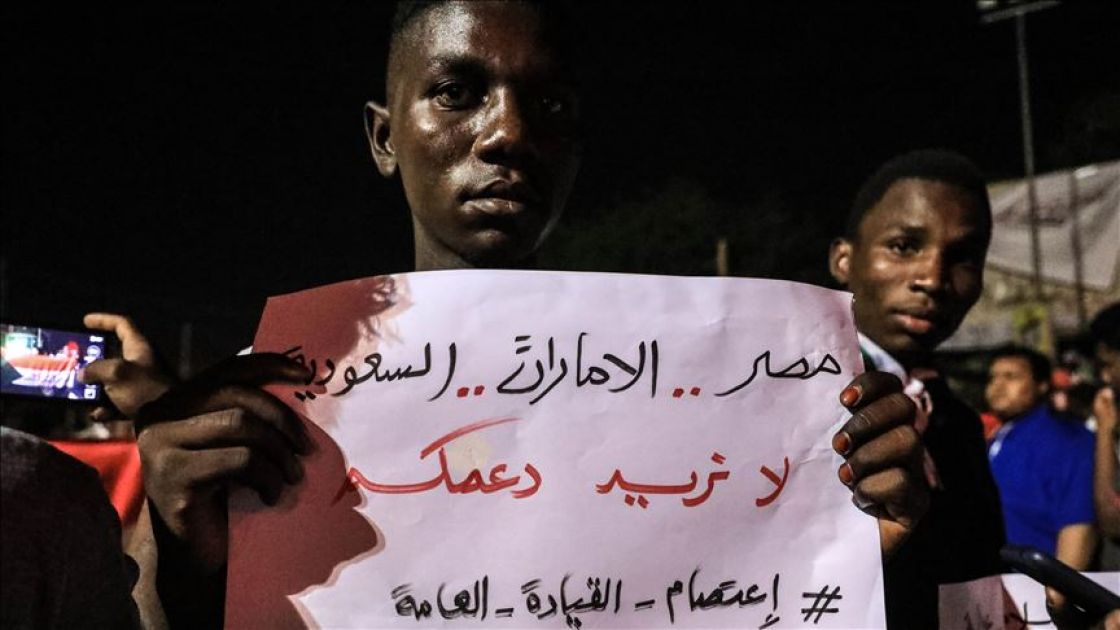 الآلاف ينضمون للاعتصام أمام مقر قيادة الجيش في الخرطوم