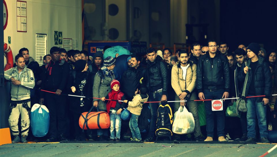 مهاجرون في اليونان يبدأون إضراباً عن الطعام