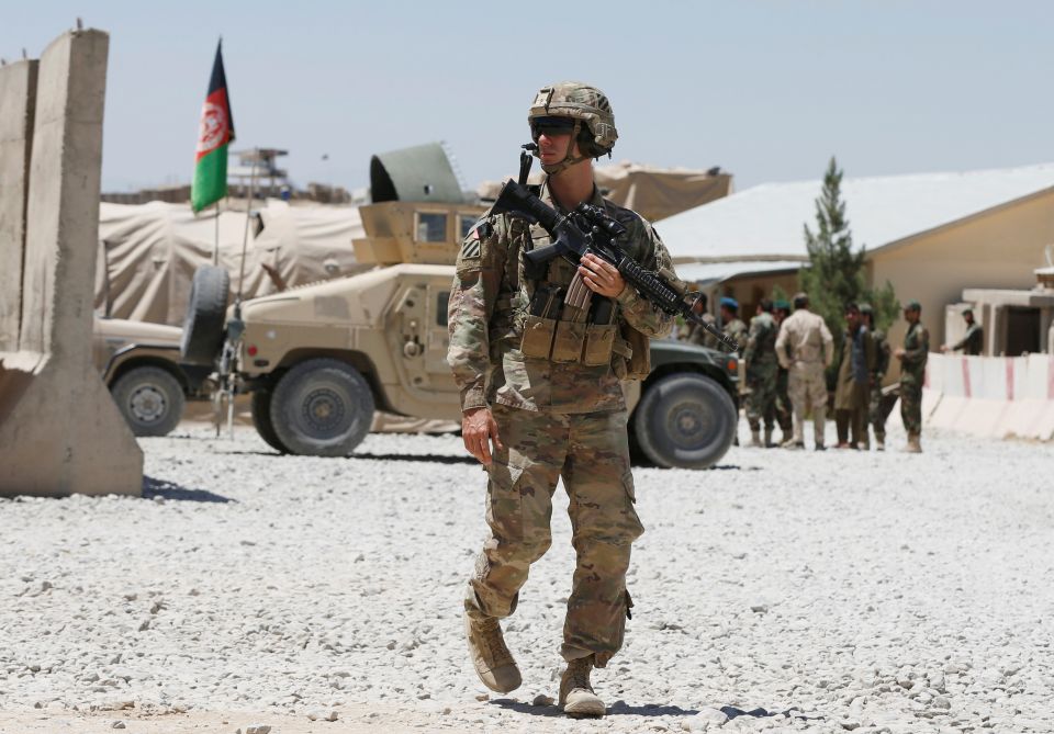 بايدن يمنح جيش العدوان الأمريكي «حرية التصرّف» بأفغانستان متذرّعاً بتفجير «داعش»