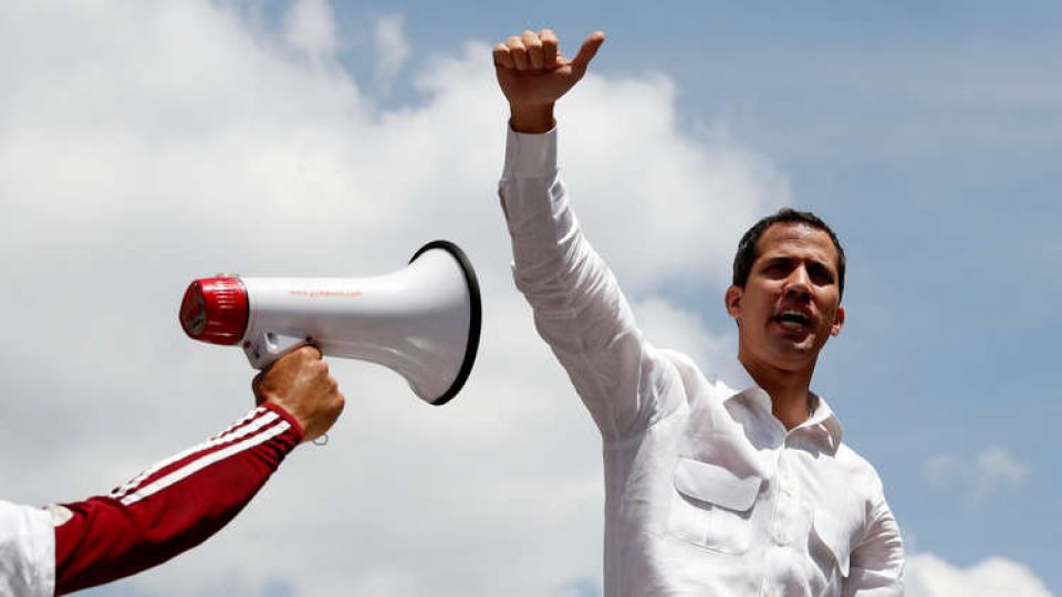 غوايدو يهدد بالتدخل الخارجي في فنزويلا