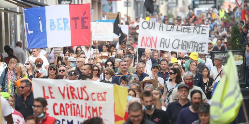 آلاف الفرنسيين يحتجّون ضد قيود كورونا واشتباكات في مدينة مونبلييه الجنوبية