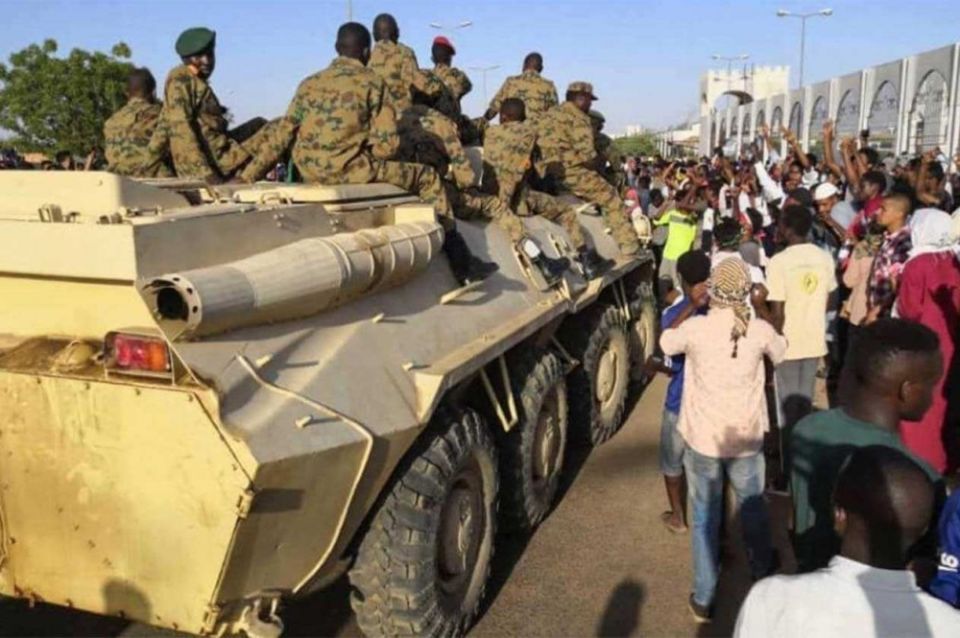 الجيش السوداني ينتشر بالخرطوم ويقطع الاتصالات وواشنطن تترقّب عنفاً ضدّ المتظاهرين