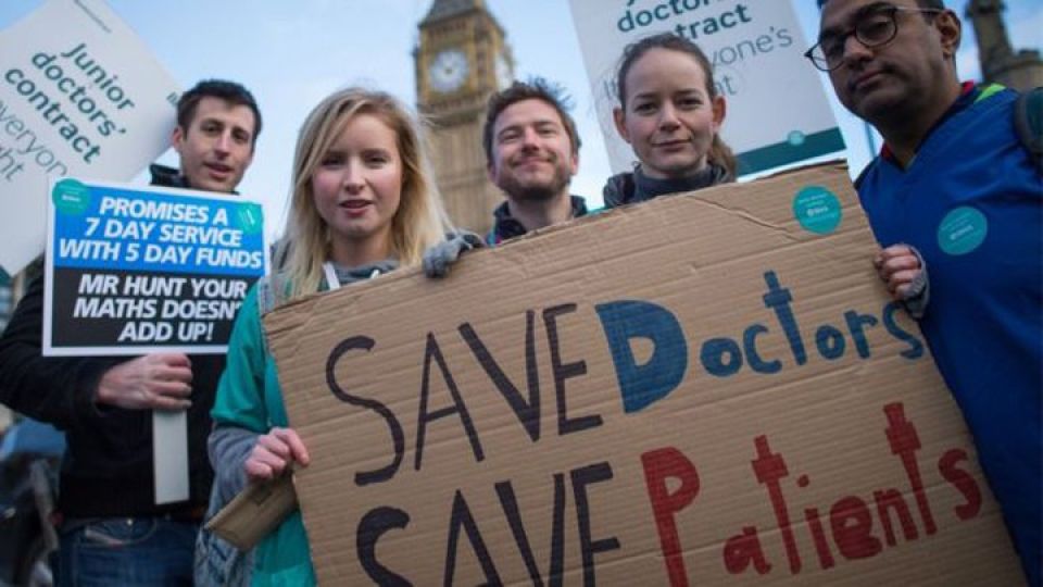 إنكلترا: إضراب عشرات آلاف الأطباء الأسبوع المقبل مطالبين برفع الأجور