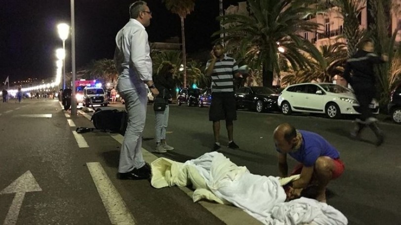 مصرع وجرح العشرات جراء اقتحام شاحنة حشدا في نيس الفرنسية