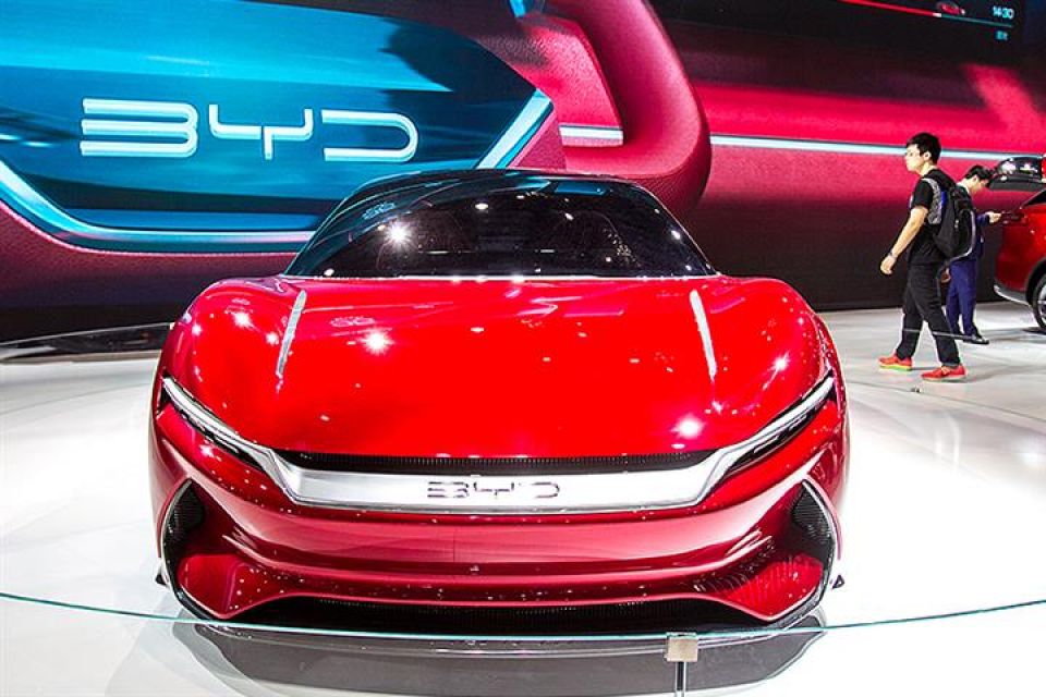 شركة صينية تزيح «تسلا» عن عرشها كأكبر صانع سيارات كهربائية بالعالم
