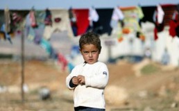  الطفل البالغ من العمر 10 سنوات تعلّم استخدام السلاح في ريف إدلب (هيثم الموسوي) 