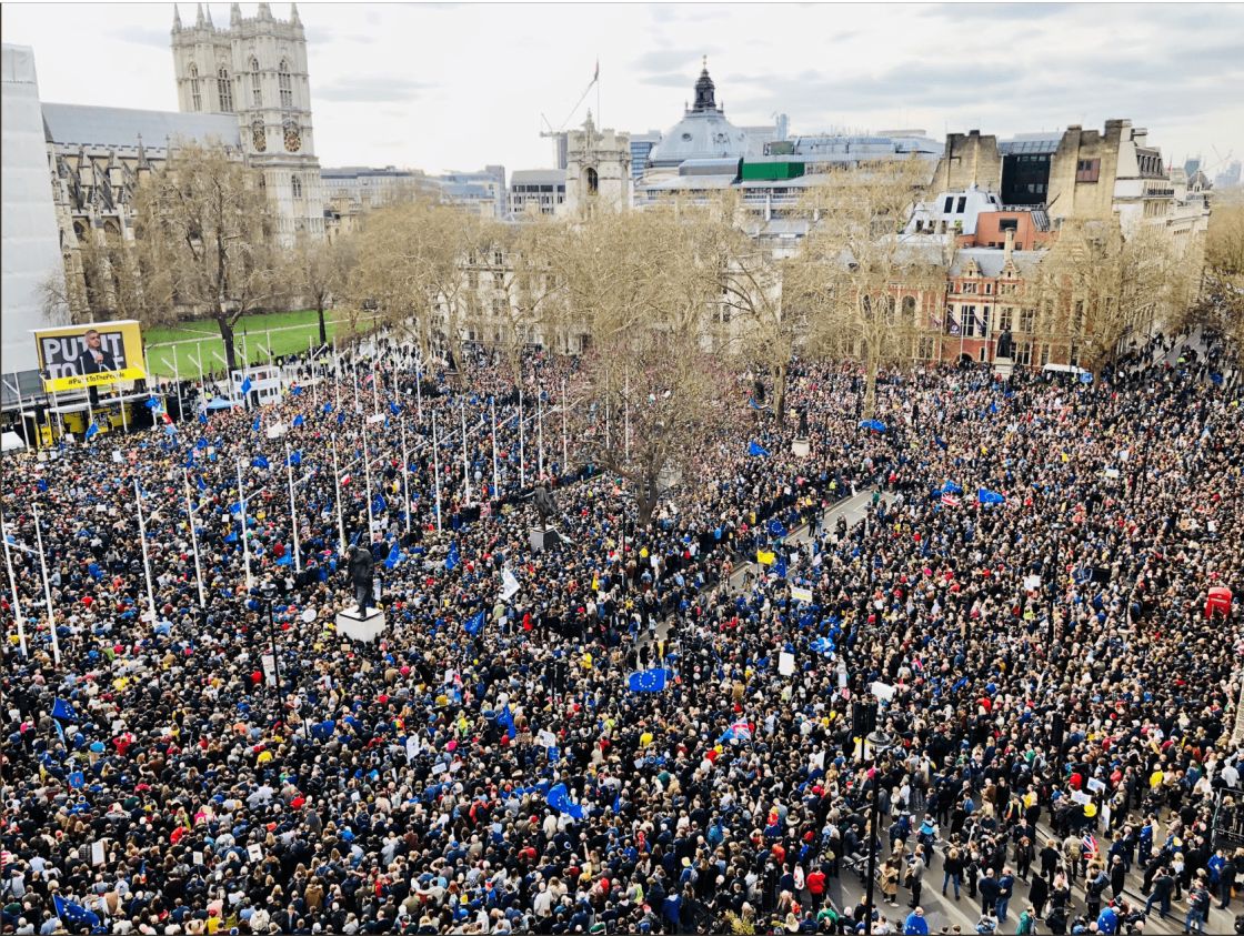 أعداد ضخمة للمشاركين في تظاهرات لندن المطالبة باستفتاء جديد