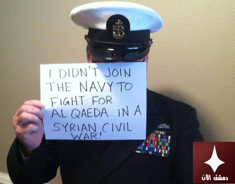 ضابط بحرية أمريكي يرفع لافتة ضد الحرب في سورية