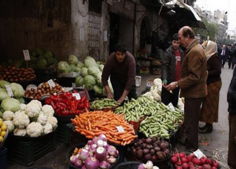الموظف السوري يدفع كامل راتبه على تأمين المواد الغذائية شهرياً