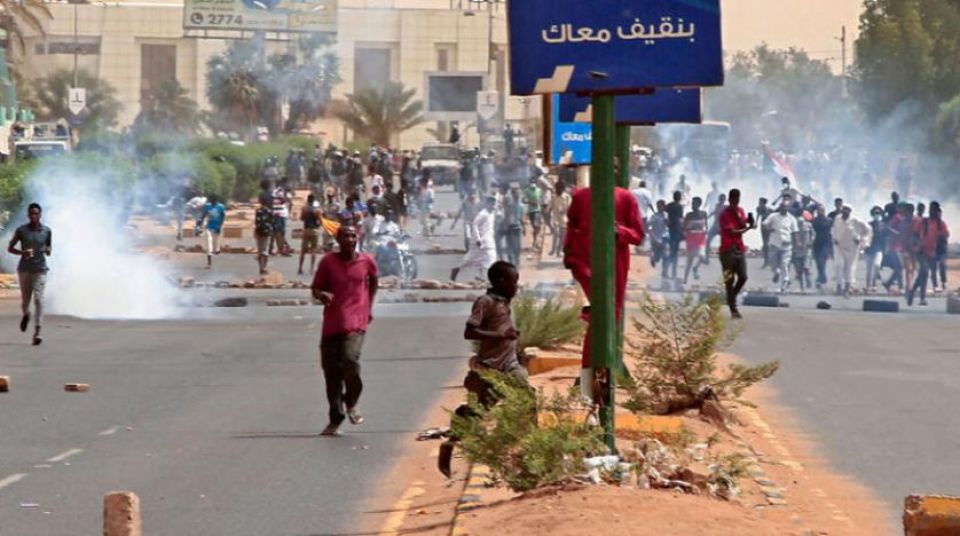 السلطات السودانية توقع 235 متظاهراً وأطلقت الرصاص الحي