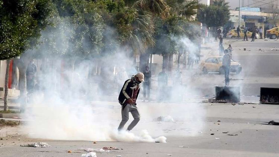 18 معتقلاً في تونس وسط احتجاجات عنيفة