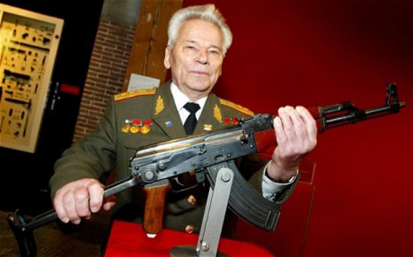 وفاة مصمم السلاح الأسطوري الروسي ميخائيل كلاشنيكوف