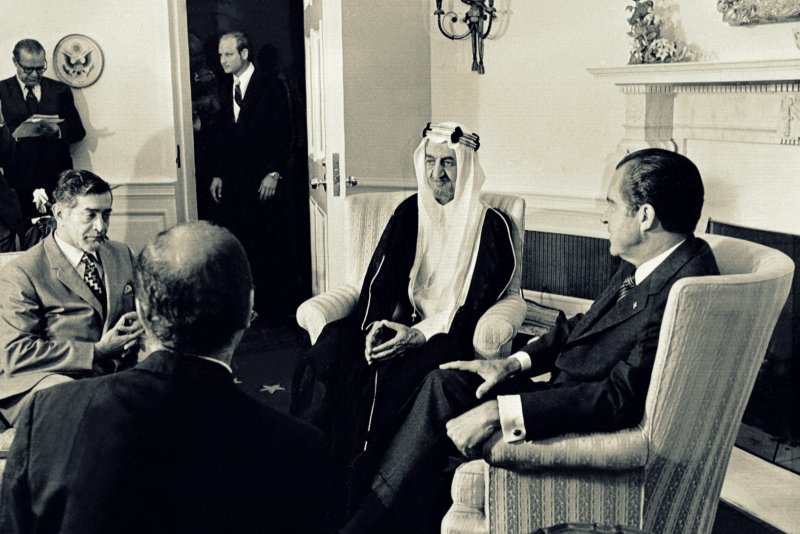 بن سلمان، يبحث عن سبل لخفض الاعتماد على الدولار