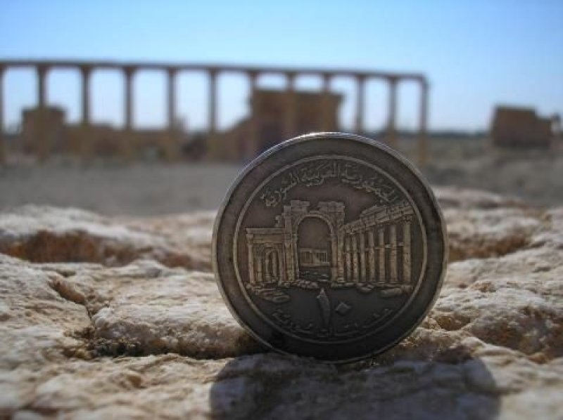 السوق السوداء تصل بالدولار إلى 70 ل. س... القضاء على تلك السوق ممكن.. والخلل الحالي سببته سياسات البنك المركزي!