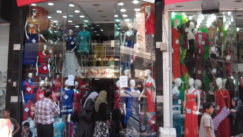 أجر عامل البيع في قطاع الألبسة الجاهزة يعادل فستان سهرة!