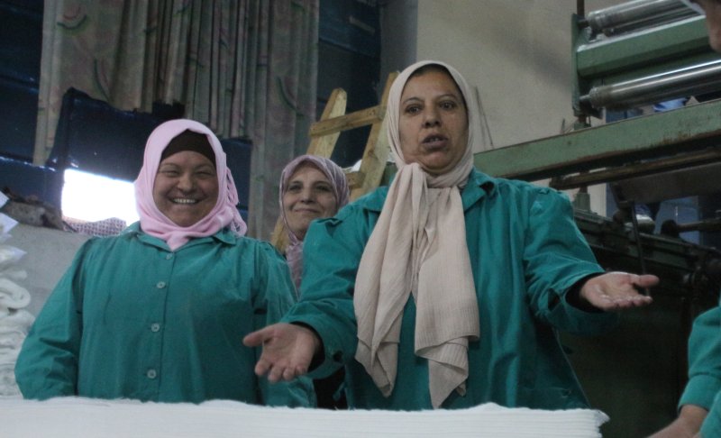 من فم عمال المغازل لآذان الحكومة