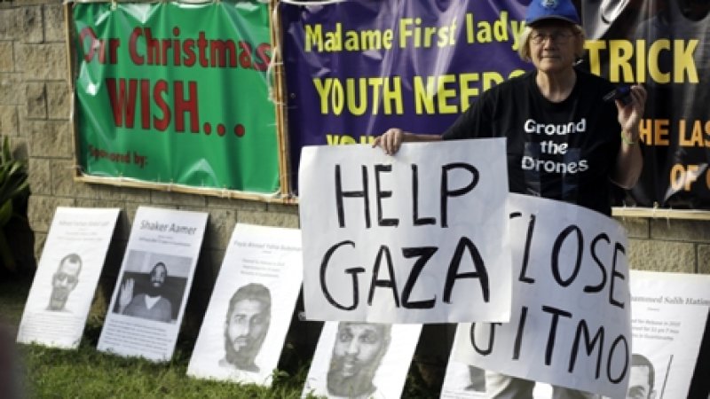 محتجون يعكرون صفو إجازة أوباما: «اوقفوا المحرقة الإسرائيلية في فلسطين»