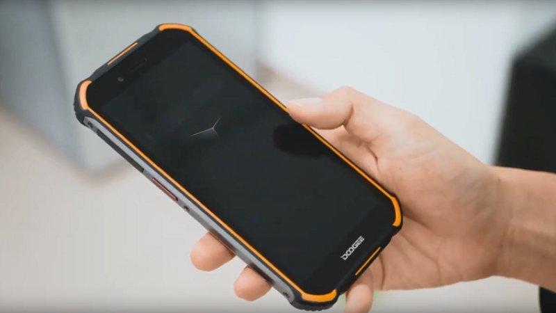 «هاتف مدرع» سعره أقل من 100 $