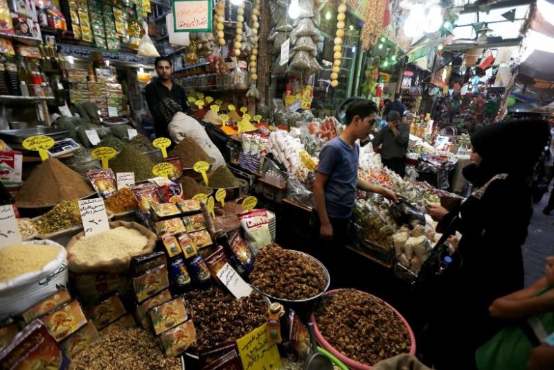 المعيشة .. كالراكض عبثاً خلف ظلّه