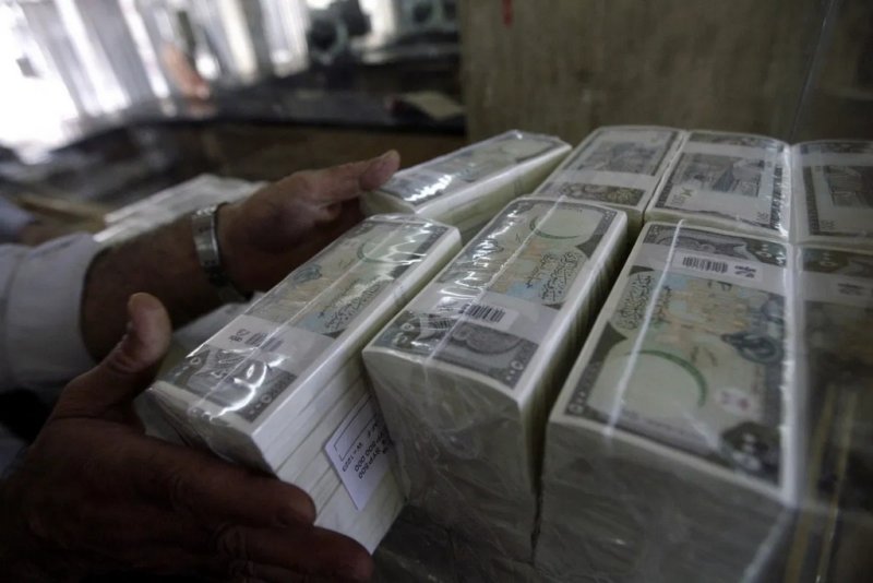 (المركزي) يتجاهل سعر الدولار... فهل يستطيع غير ذلك؟!