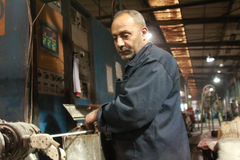 بصراحة ... العمال يدفعون الثمن