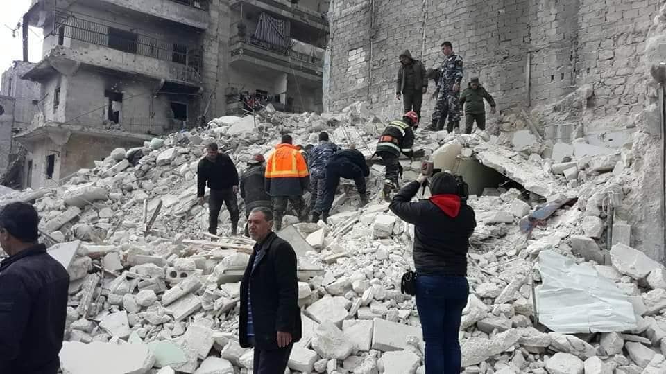 سقوط بناء من 5 طوابق شرقي حلب وأنباء أولية عن وفاة وجرحى تحت الأنقاض