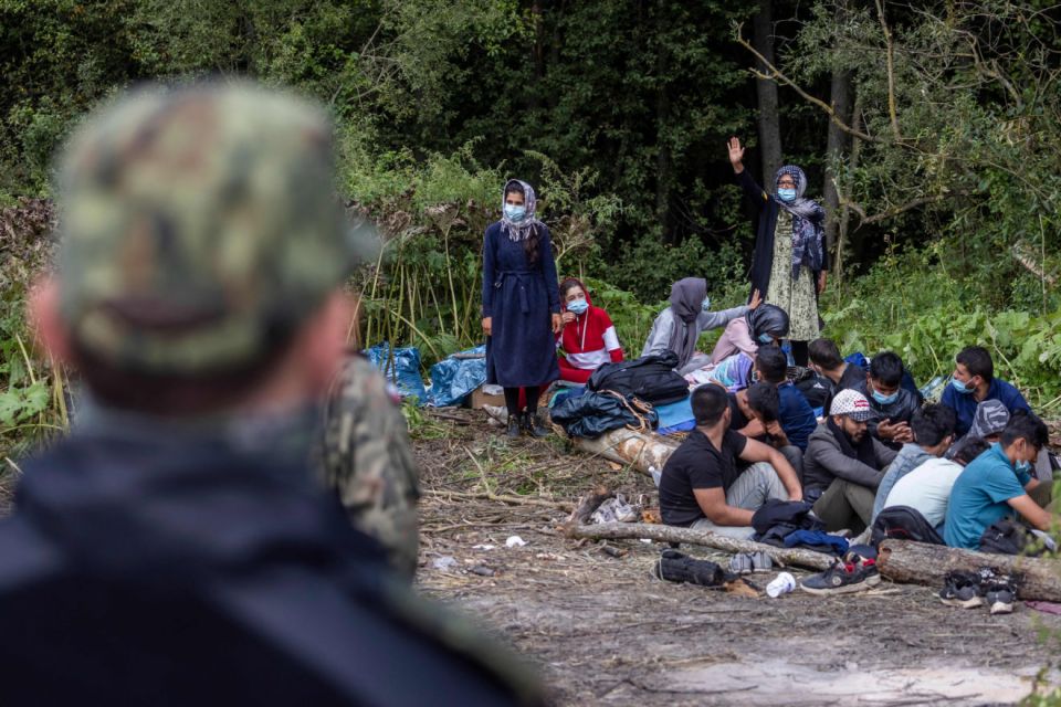 بينهم سوريّون: لاجئون معرّضون للموت برداً بسبب منع بولندا لعبورهم