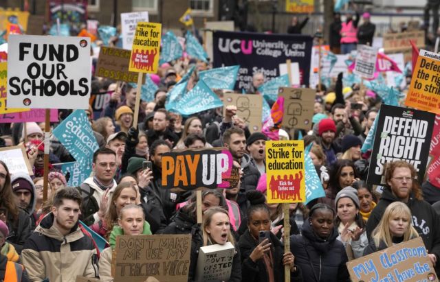 تطورات الحركة الاحتجاجية في المملكة المتحدة وفرنسا