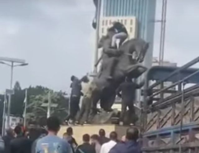 طرطوس: إجهاض محاولة لتحطيم تمثال المجاهد الوطني الكبير صالح العلي