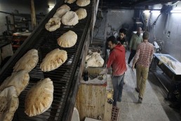 الخبز ليس خطاً أحمر... السوريون يواجهون «الرغيف العجيب»