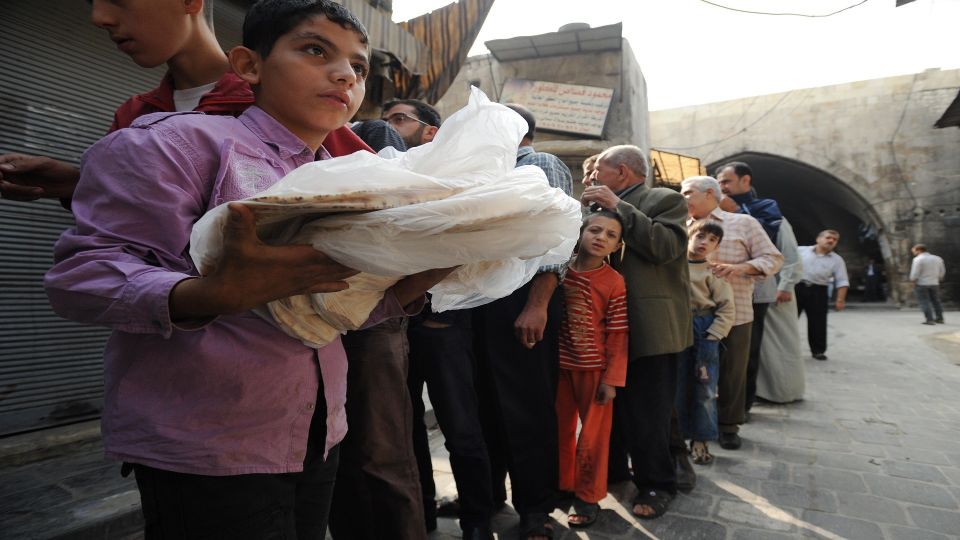فاتورة دعم رغيف الخبز قيد التخفيض على حساب معيشة المفقرين!