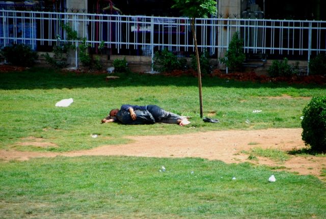 (سيّاح) غرباء على أرضهم..