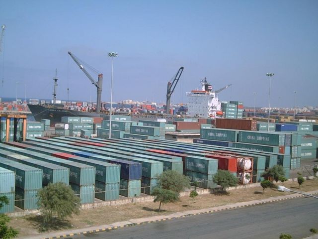 المواطن &laquo;درع بشري&raquo; في لعبة &laquo;القط والفأر&raquo;..   الاقتصاد تفرض غرامة على حاويات التجار فيلوّحون برفع الأسعار!