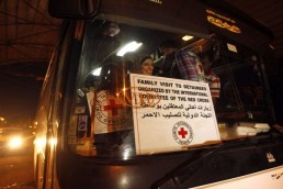 أهالي أسرى غزة يزورون أبناءهم بـ&laquo;نفحة&raquo;