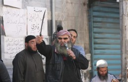 سلفيون أردنيون خلال أحد تحركاتهم في مدينة الزرقاء (عن «الانترنت»)