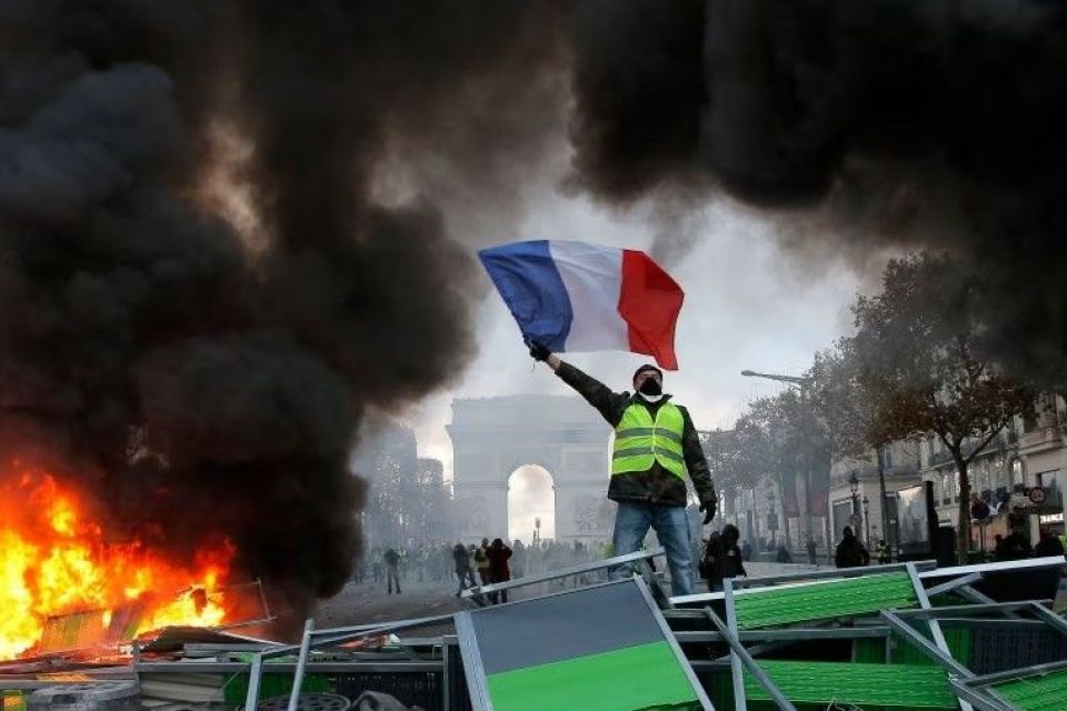 شوارع فرنسا متّقدة... وحكّام أوروبا يشربون «طاسة الرعبة»!