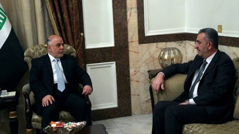 رئيس الوزراء العراقي حيدر العبادي مع محافظ الانبار الجديد