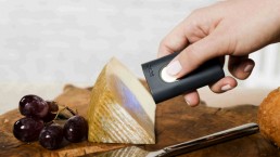 ماسحة ضوئية للكشف عن مكونات الأطعمة والملابس والمجوهرات