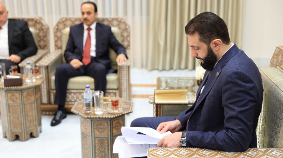 الشرع يتسلم تقرير لجنة التحقيق بأحداث الساحل ويطلب منها عقد مؤتمر صحفي