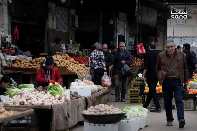 رمضان الوفرة وموائد الفقر... في دمشق أسواق مكتظة وجيوب خاوية