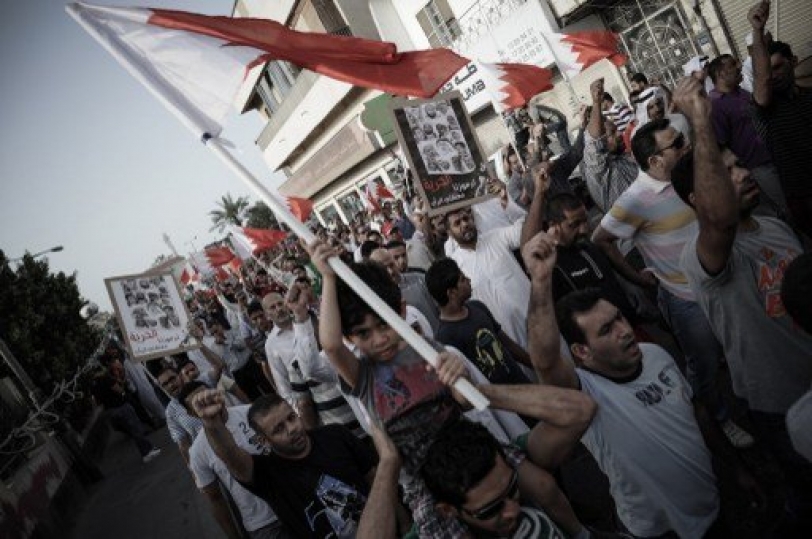 آلاف البحرينيين يتظاهرون ضد المداهمات والاعتقالات بحق المعارضين