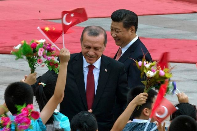 الشرق يحتوي تركيا... والغرب يعتصرها