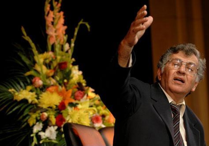 كل الأزمنة العربية مناسبةٌ لموت شاعر