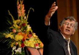 كل الأزمنة العربية مناسبةٌ لموت شاعر