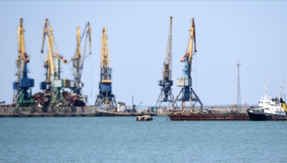 خروج أول سفينة حبوب من ميناء بيرديانسك بأوكرانيا منذ أشهر