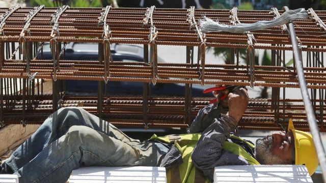 العمل اللائق للعاملين بأجر