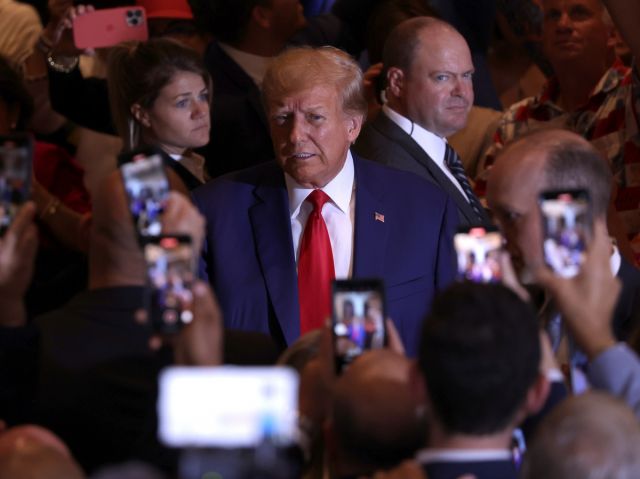 ترامب: الدولار ينهار ولن يكون العملة العالمية قريباً. إنها هزيمة غير مسبوقة منذ 200 عام