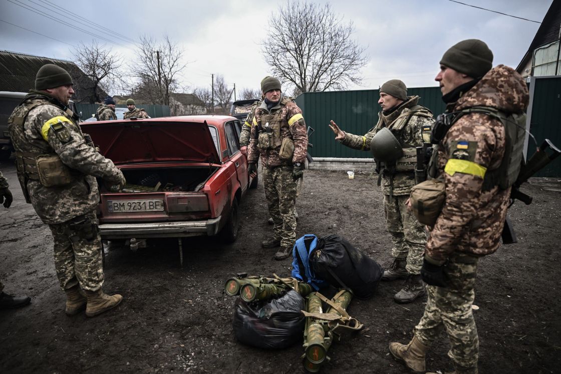 قناة فرنسية: الجنود الأوكرانيون يسرقون أموال وهواتف المرتزقة الأجانب ويحرقون جثثهم
