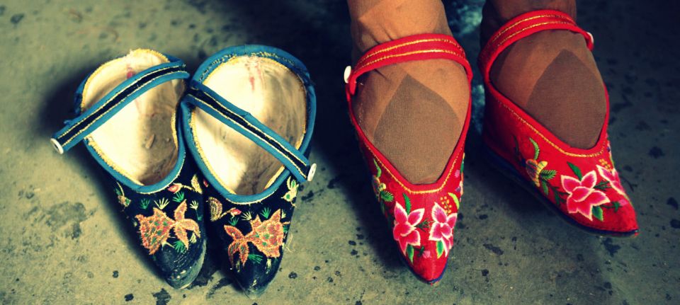 استُخدم ربط القدم من أجل تمييز الفتيات من الطبقات العليا عن الأخريات، ولاحقاً استخدمتها الطبقات الدنيا من أجل &laquo;تحسين إطلالتها الاجتماعية&raquo;. 